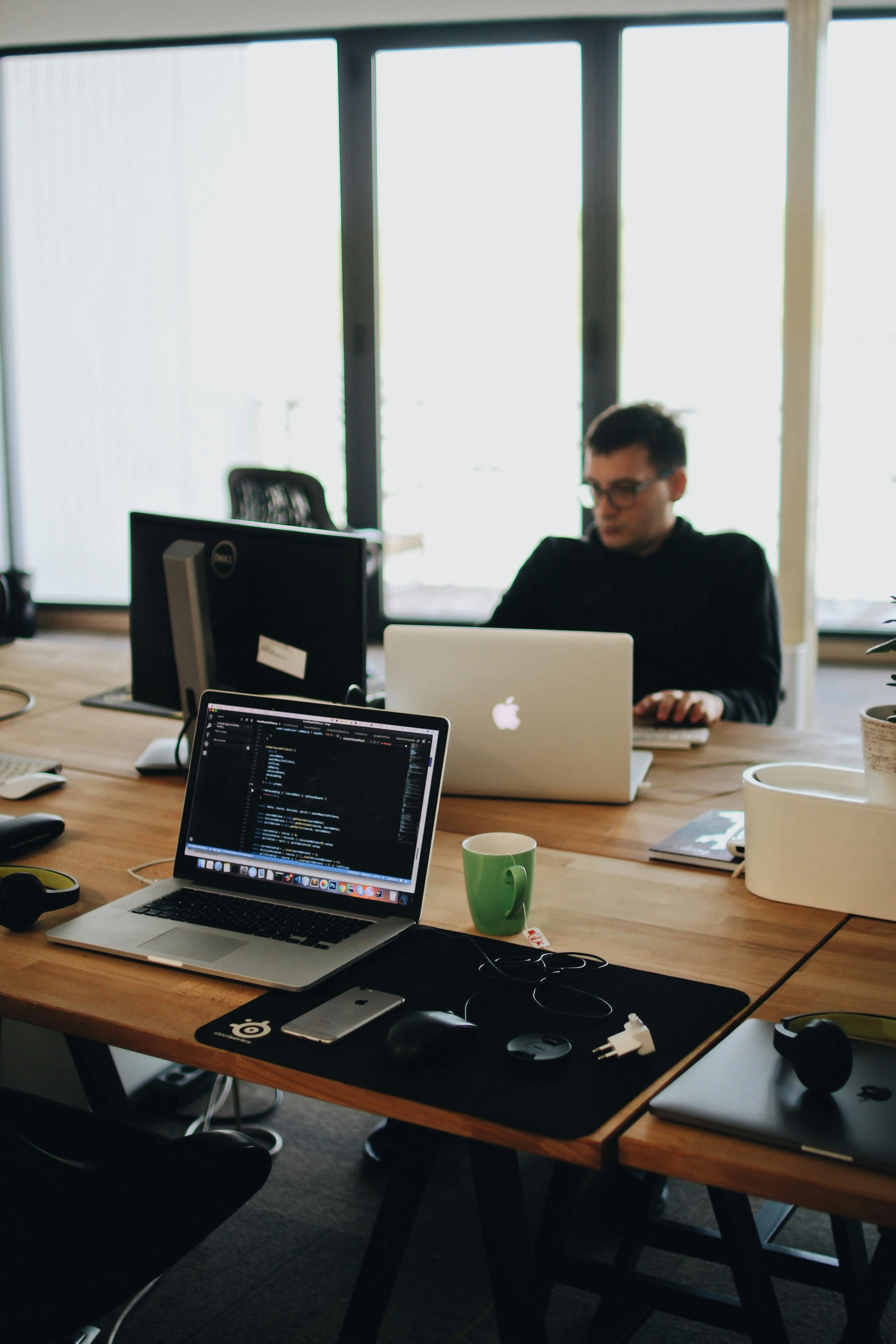 Entwicklungsumgebung mit automatisierten Tests als Symbol für QA